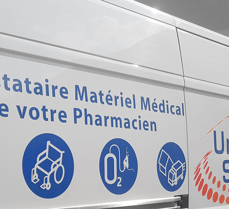 Habillage pour véhicule professionnel, ici un camion de livraisond e matériel médical.