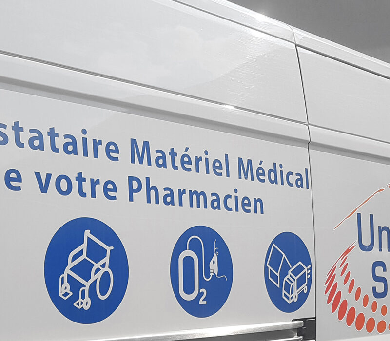 Habillage pour véhicule professionnel, ici un camion de livraisond e matériel médical.