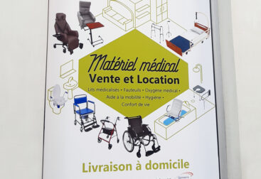 Vitrophanie commerciale pour présentation des services.