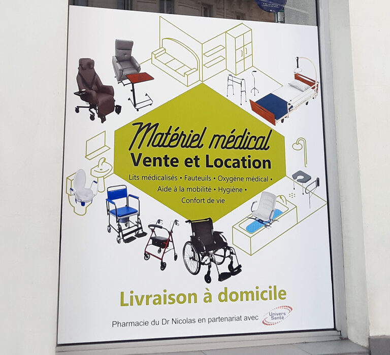 Vitrophanie commerciale pour présentation des services.