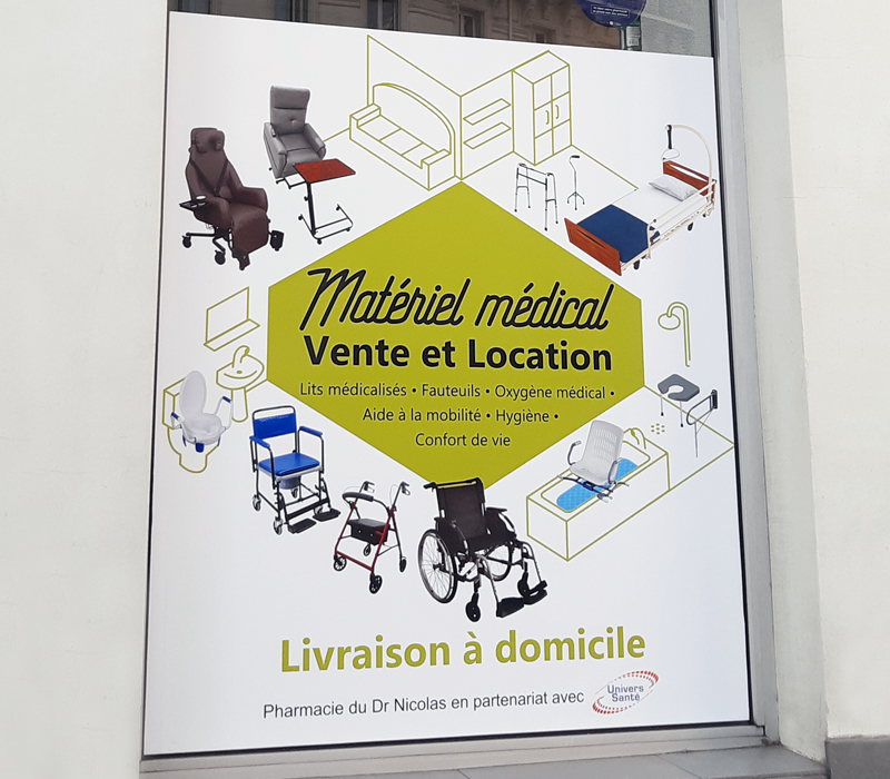 Vitrophanie commerciale pour présentation des services.